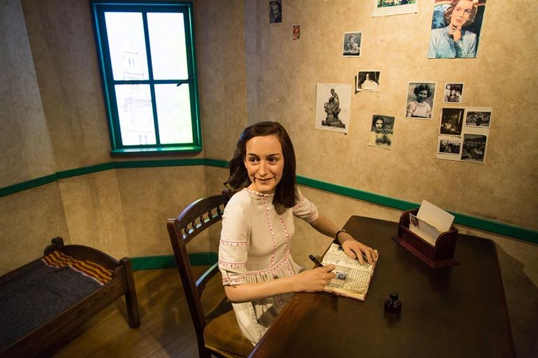 Auf dem Foto mit Anne Frank bei Madame Tussauds