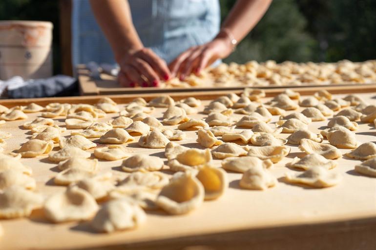 Orecchiette selbst herstellen, die typische kleine ohrförmige Pasta aus Apulien
