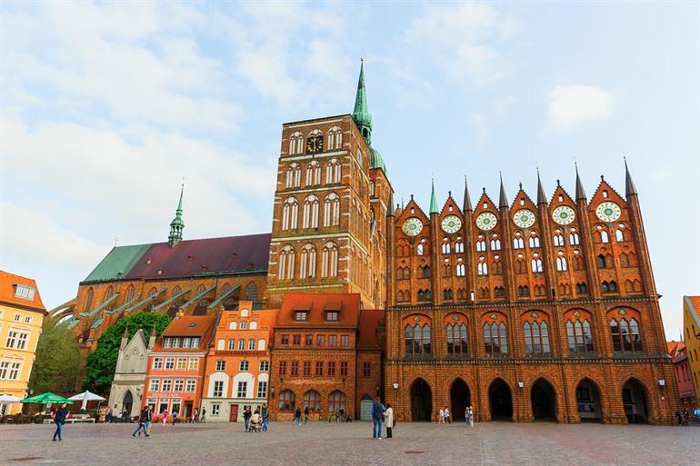 Alter Markt in Stralsund mit dem Rathaus, Deutschland