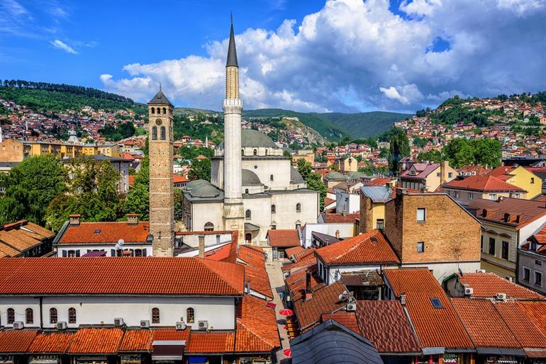 Altstadt von Sarajevo mit der Uhrturm und der Gazi-Husrev-Beg-Moschee, Bosnien und Herzegowina