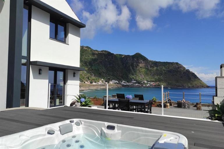 Übernachten Sie in der modernen Ferienvilla Casa da Ponta Negra und genießen Sie die Jacuzzi.