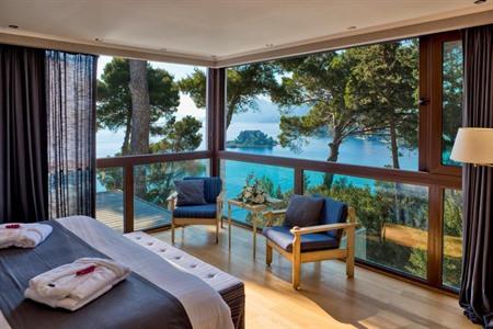 Übernachten Sie im Corfu Holiday Palace und genießen Sie alle Annehmlichkeiten.