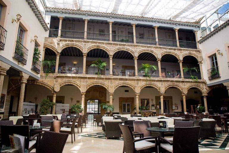 Palacio de los Velada buchen