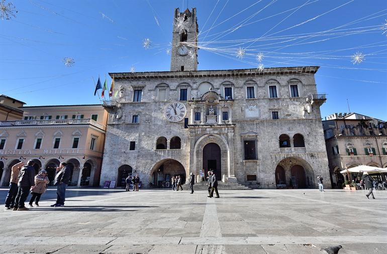 Palazzo dei Capitani del Popolo auf der Piazza del Popolo in Ascoli Piceno