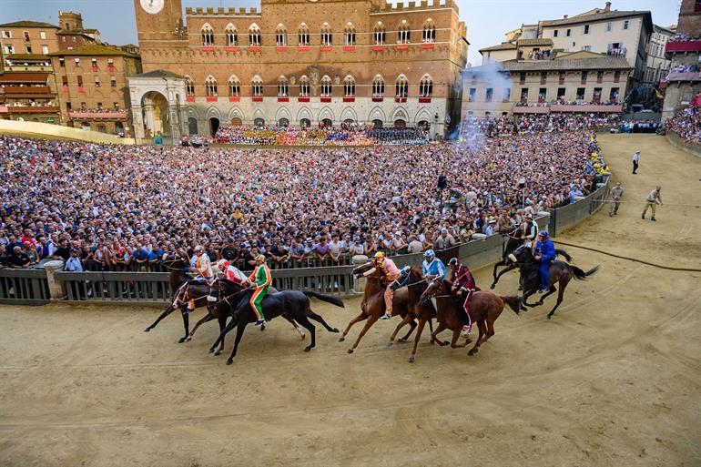 Palio der Contrade auf dem Hauptplatz von Siena