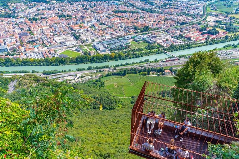 Panoramische Terrasse in Sardagna mit Blick auf Trento, Italien