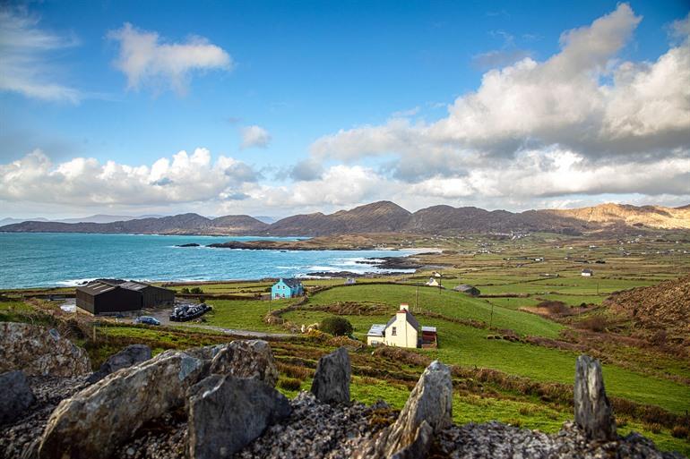 Panoramablick auf die Küstenlinie und die Landschaft von Allihies, Irland