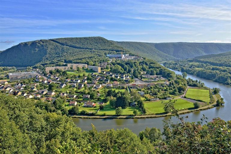Panoramablick auf Revin am Fluss Maas