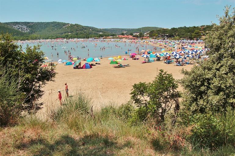 Paradiesstrand in der Badeort Lopar, Kroatien