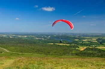 Paragliding vom vulkanischen Hügel Ménez-Hom in der Bretagne
