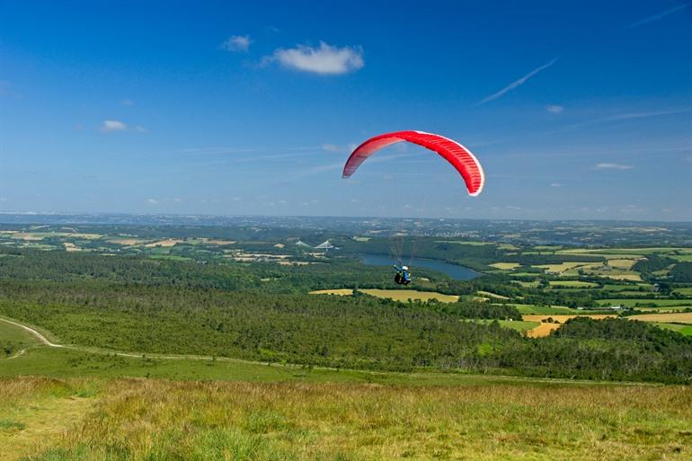 Paragliding vom vulkanischen Hügel Ménez-Hom in der Bretagne