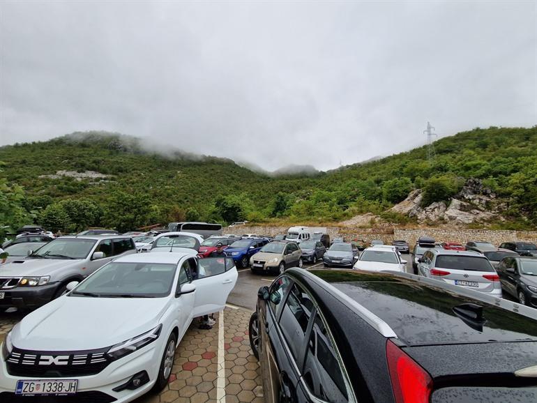 Parken bei der Lipa-Höhle in Montenegro