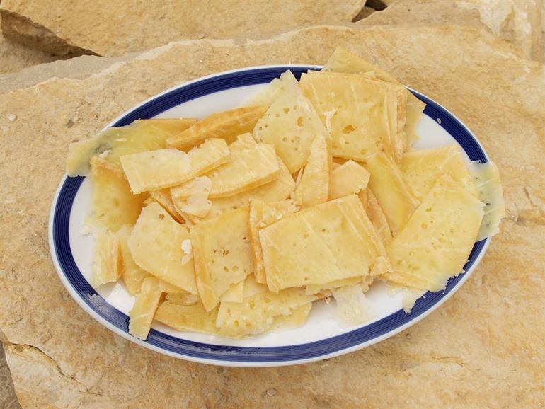 Paski Sir, ein köstlicher salziger Schafskäse aus Kroatien