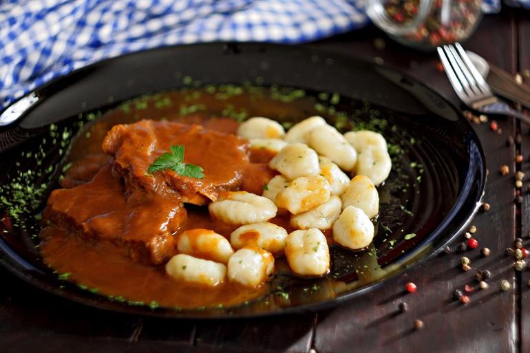 Pašticada, ein köstlicher Eintopf mit Gnocchi, Kroatien