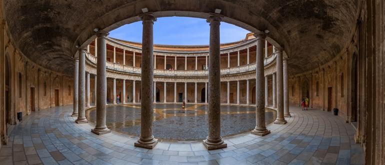 Innenhof des Charles V-Palastes in der Alhambra