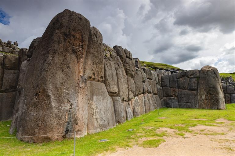 Perfekt aufeinander gestapelte Steine in Sacsayhuamán