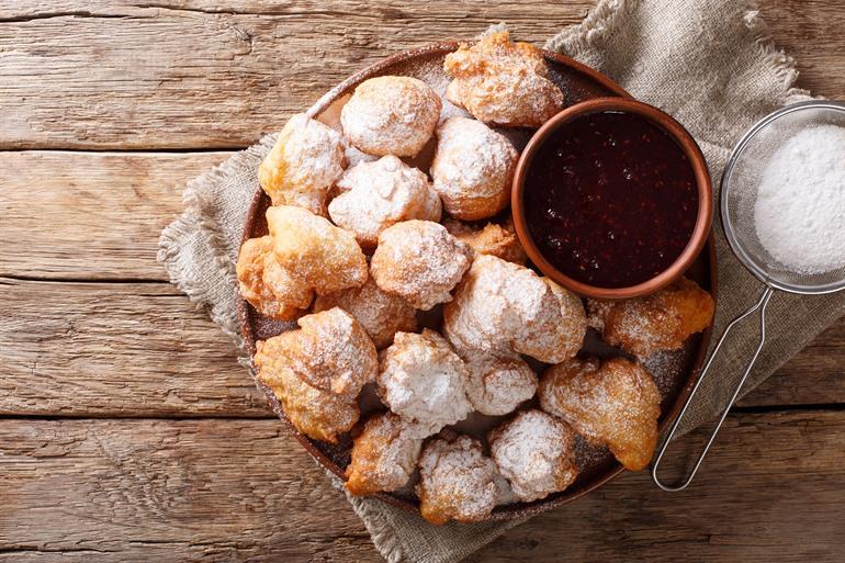 Petulla, ein traditioneller albanischer fritierter Hefekrapfen