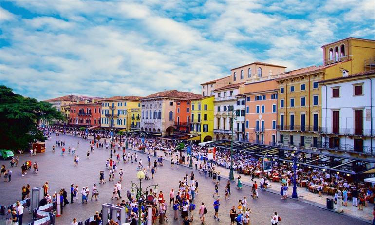 Piazza Bra, der größte Platz in Verona