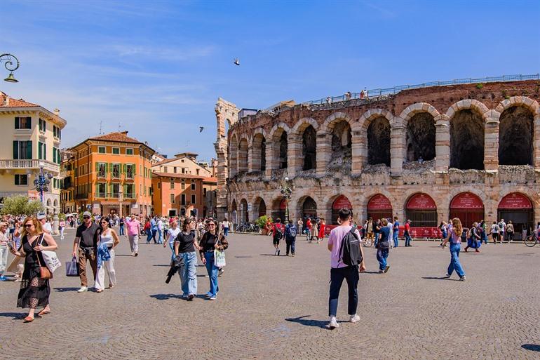 Piazza Bra mit der Arena von Verona