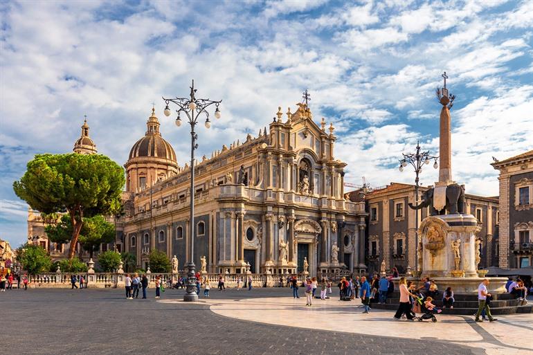 Piazza del Duomo in Catania mit dem Elefantenbrunnen rechts, Sizilien