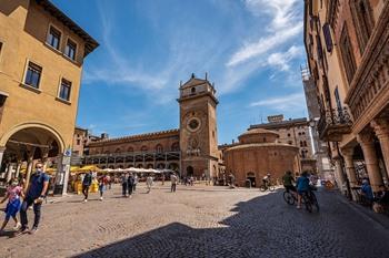 Piazza della Erbe mit Palazzo della Ragione und Rotonda di San Lorenzo, Mantua
