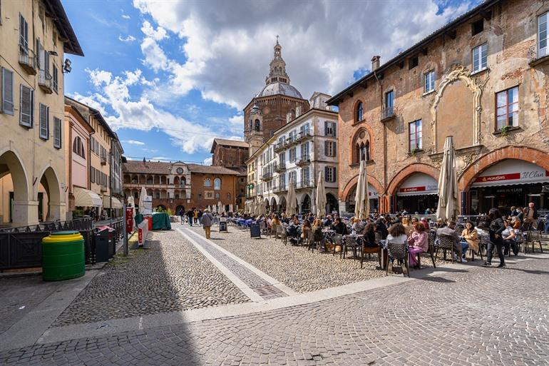Piazza della Vittoria in Pavia, Lombardei