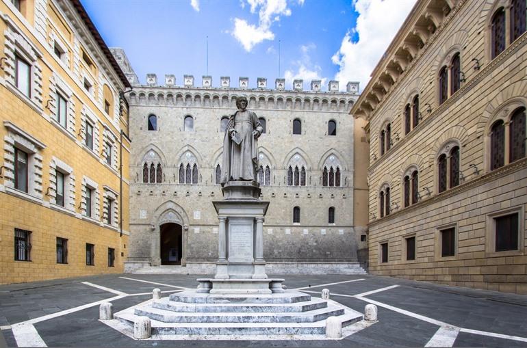 Piazza Salimbeni