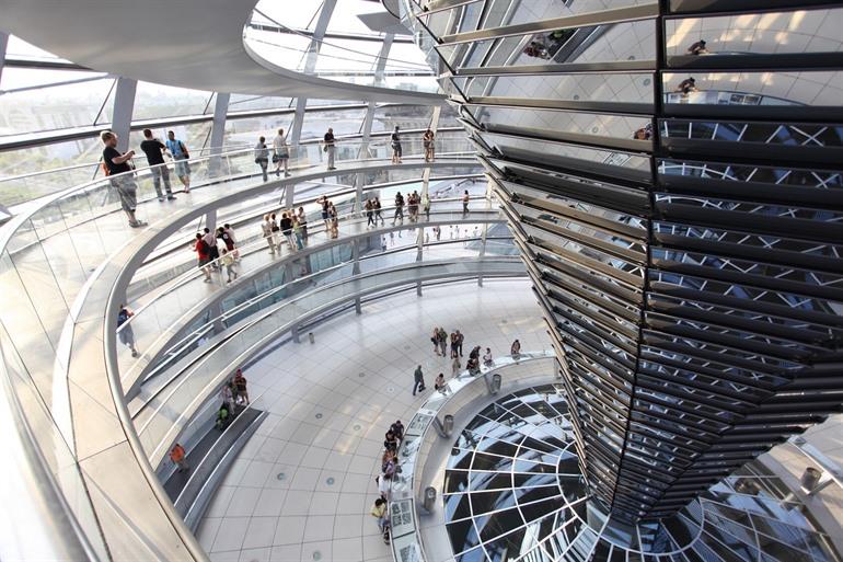 Pfeiler mit 360 Spiegeln