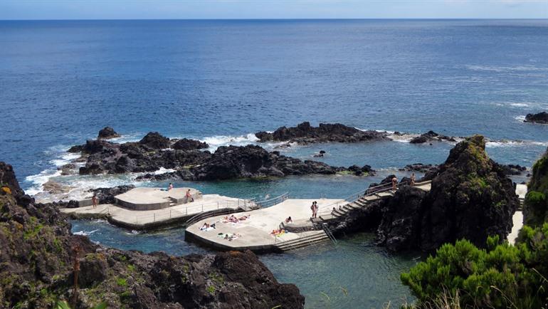 Natürliche Schwimmbecken der Poça das Mulheres auf der Insel Flores besuchen