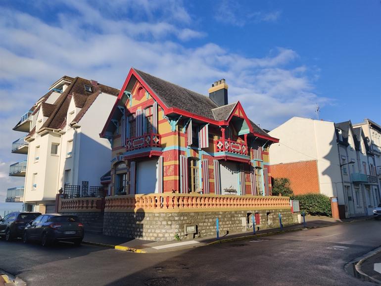 Malerische Häuser im englisch-normannischen Stil in Wimereux