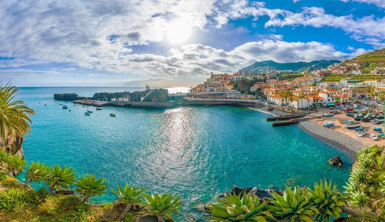 Malerischer Kiesstrand von Camara de Lobos, Madeira