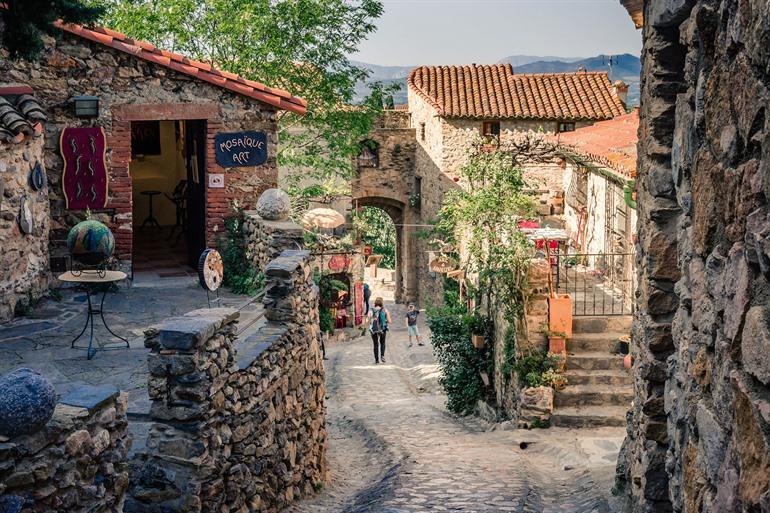 Malerische Straße im Zentrum von Castelnou, Frankreich