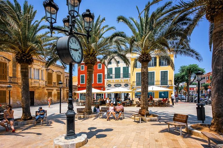 Plaça d'Alfons III, der charmante Stadtplatz, Ciutadella de Menorca