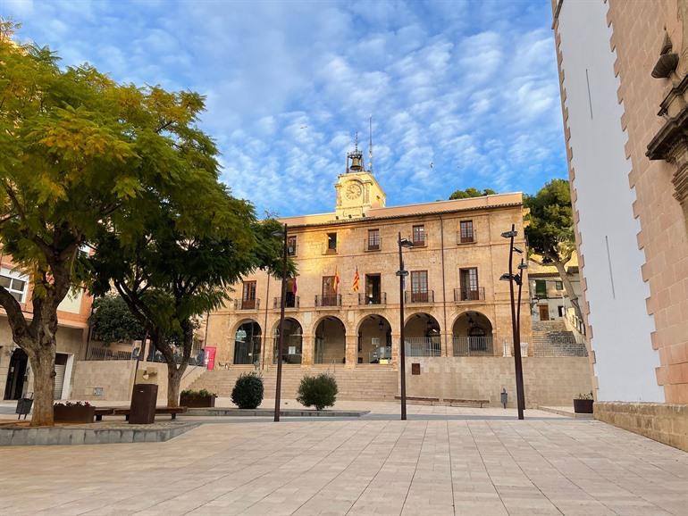 Plaça de la Constitució mit dem Rathaus, Dénia