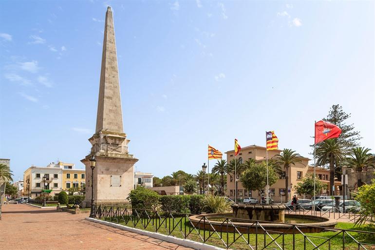 Plaça des Born mit Obelisk, Ciutadella auf Menorca