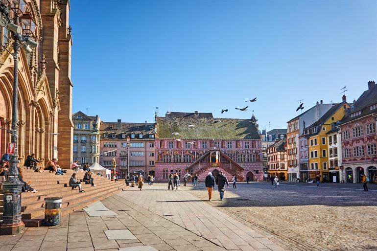 Place de la Réunion mit dem Rathaus in Mulhouse