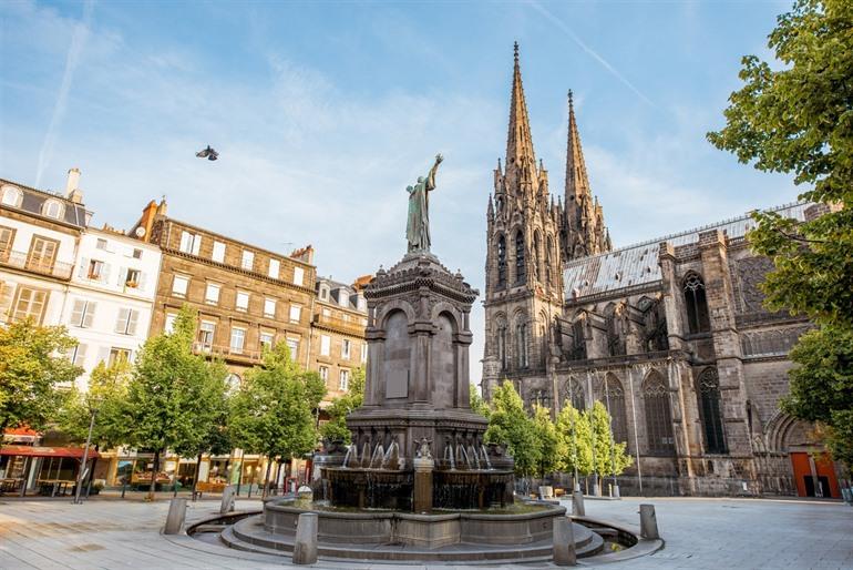 Place de la Victoire mit der Kathedrale in Clermont-Ferrand