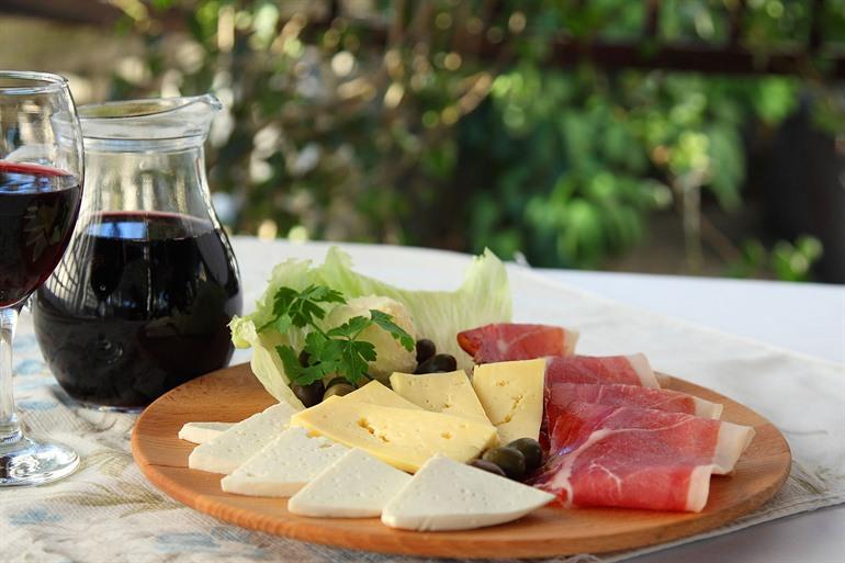Plateau mit traditionellen montenegrinischen Käsesorten und getrocknetem Schinken