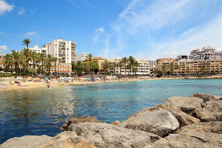 Die Playa de Ses Figueretes auf Ibiza besuchen
