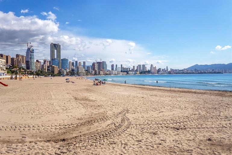 Playa de Poniente mit der Skyline im Hintergrund, Benidorm