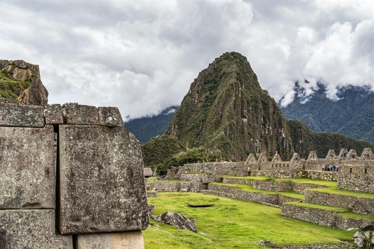 Hauptplatz mit dem Gipfel Huayna Picchu