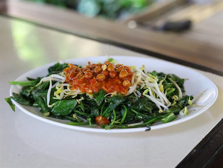 Kangkung-Pfanne (würziges Spinatgericht), balinesische Küche