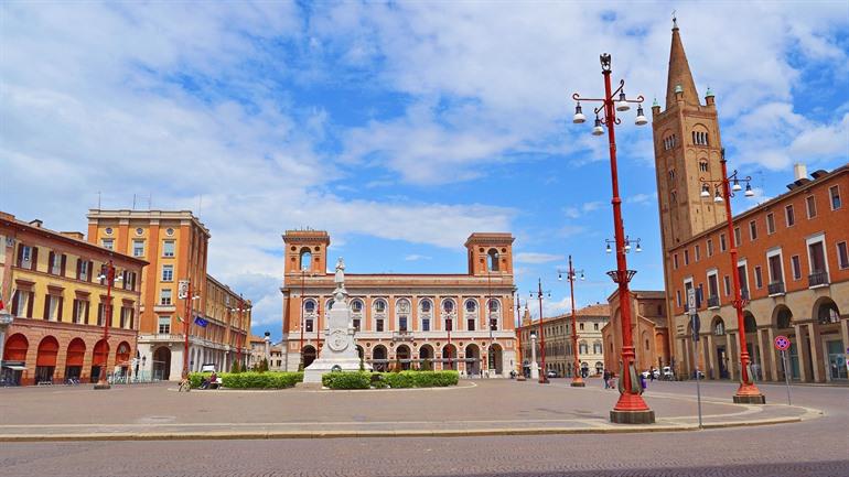 Aurelio Saffi Platz in der Kunststadt Forlì, Emilia-Romagna