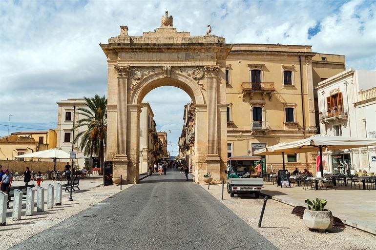 Porta Reale, das Stadttor von Noto
