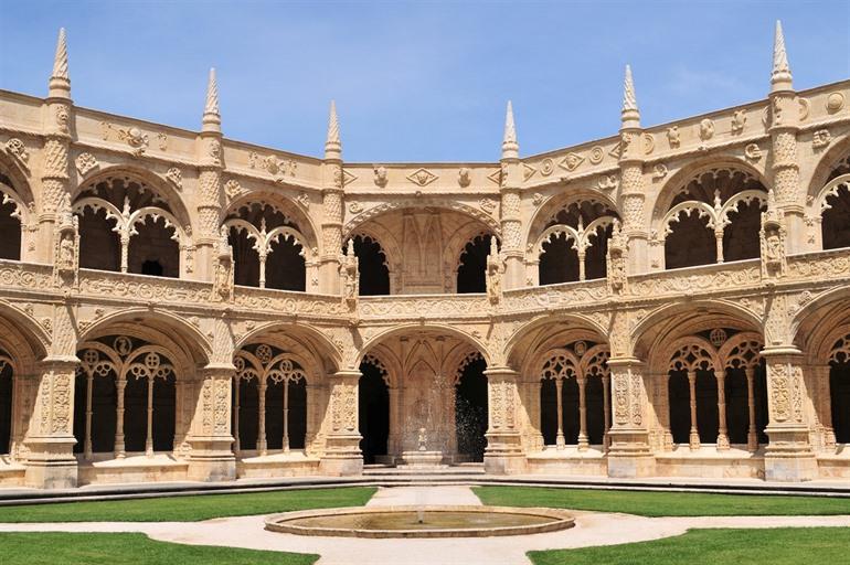 Portugiesischer Manuelino-Stil mit Steinmetzarbeiten