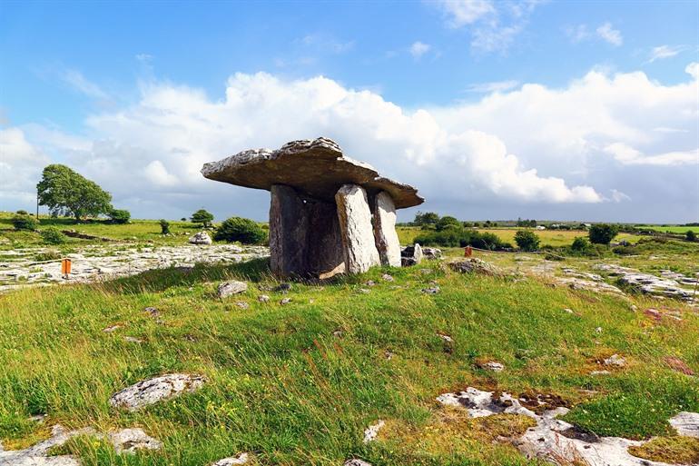 Poulnabrone Dolmen in der Burren-Region, Irland