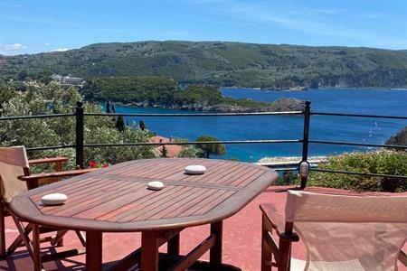 Wunderschöner Ausblick von der Terrasse der Villa Stephanie in der Nähe des Platakia Beach