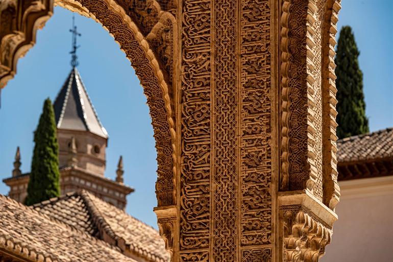 Wunderschöne Architektur des Alhambra in Granada
