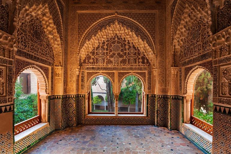 Wunderschöne Architektur des Alhambra in Granada