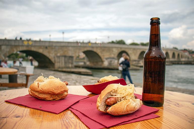 Probieren Sie die berühmten Bratwürste von Regensburg.
